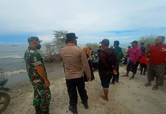 Babinsa Koramil 12/Sungai Raya bantu pencarian pengunjung terseret arus pantai. Sabtu (07/05/2022)