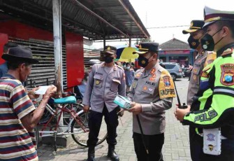 Kapolres Blitar Kota bagikan masker pengunjung kawasan makam Bung Karno. Sabtu (07/05/2022)