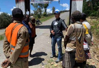 Ipda Arisandi Tancoma (jaket hitam) saat mengajak dan menghimbau tokoh agama menciptakan situasi kondusif di wilayah Intan Jaya. Minggu (08/05/2022)