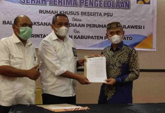 Kepala BP2T Sulawesi I saat menyerahkan Rusus MBR secara simbolis ke Bupati Pohuwoto di Gorontalo. Senin (09/05/2022)