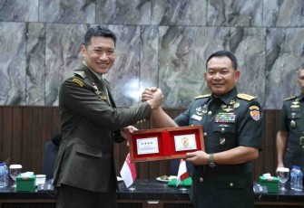 Panglima AD Singapura saat bertukar cenderamata di Mabesad Jakarta. Selasa (10/05/2022).