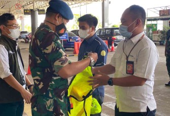 Kadisops Lanud Supadio secara simbolis melepas rompi pam berakhirnya Posko Terpadu Lebaran. Selasa (10/05/2022)
