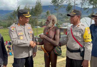 AKBP Yamin Dian Priono saat berjabat tangan dan berbincang hangat dengan tokoh adat di distrik Ilaga. Selasa (10/05/2022)