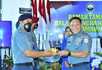 Pangkoarmada III (kanan) saat memberikan kue ulang tahun Koarmada III ke-4 kepada jajarannya. Rabu (11/05/2022)