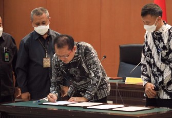 Prof. Hasbi saat tanda tangani dokumen penyelenggaraan SPIP di Jakarta. Rabu (11/05/2022)