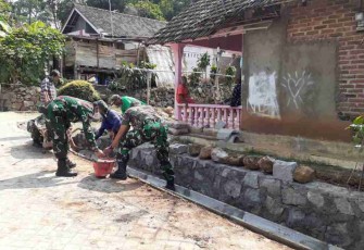 Bersihkan saluran air bersama warga. Kamis (12/05/2022)