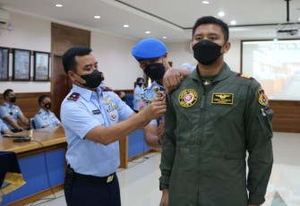 Danlanud Iswahjudi saat memberikan lencana pendidikan. Kamis (12/05/2022)