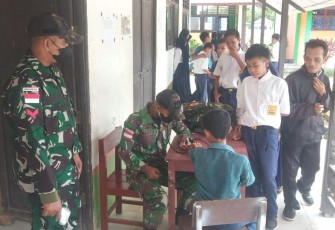 Pelayanan kesehatan satgas yonif mekanis 643/Wns di perbatasan. Kamis (12/05/2022)