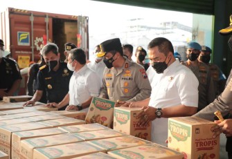 Aksi penyelundupan 8 kontainer minyak goreng berhasil digagalkan melalui pelabuhan Tanjung Perak Surabaya. Kamis (12/05/2022)