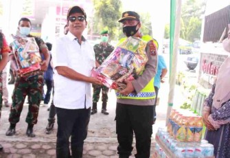 Bupati Simalungun saat memberikan bingkisan lebaran di pos pam mudik lebaran polres Simalungun. Kamis (12/05/2022)