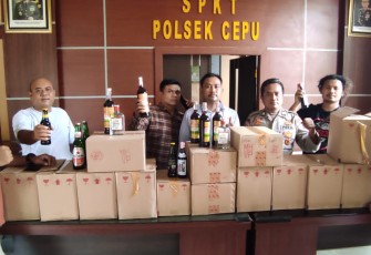 Barang bukti ratusan botol miras berbagai merek diamankan di markas Polisi sektor Cepu, dari cafe dan warung