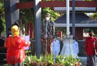 Wakil Bupati Trenggalek, Syah Muhamad Natanegara, saat menjadi Irup pada Hardiknas di Alun - Alun Trenggalek, Jum'at (13/5/2022).