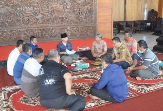 Bupati Trenggalek, Mochamad Nur Arifin, saat menerima warga Nelayan, Kecamatan Watulimo, dalam kegiatan Sonjo Pendopo, Jum'at (13/5/2022).