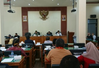 Rapat kerja Komisi II DPRD Kabupaten Trenggalek bersama OPD penghasil dan Bakeuda di Aula DPRD Kabupaten Trenggalek, Jum'at (13/5/2022).