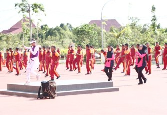 Personel Polres Bintan dan Bhayangkari saat senam aerobik di halaman Mapolres Bintan, Sabtu (14/5/2022)