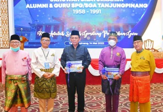 Gubernur Kepri, H.Ansar Ahmad, saat menghadiri reuni akbar guru SPG dan SGA, Sabtu (14/5/2022)