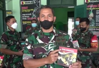 Kapten Inf Muhammad Nurdin saat membagikan susu serdadu Kasad. Sabtu (14/05/2022)