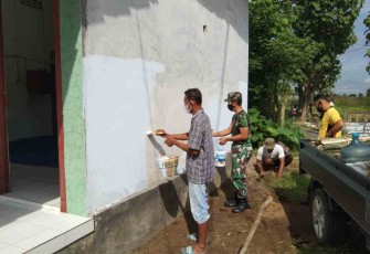 Gotong royong bersama warga mengecat dinding musholla. Sabtu (14/05/2022)