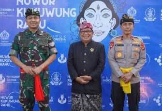 Danrem 163/WS (kiri) saat menghadiri pentas seni di pura segara Danu. Sabtu (14/05/2022)