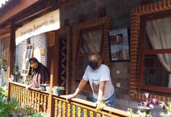 Wisatawan menikmati fasilitas Sarhunta Borobudur Magelang. Minggu (15/05/2022)