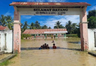 Dampak banjir merendam sekolah Inpres Along Along. Minggu (15/05/2022)