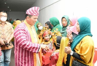 Gubernur Kepri, H. Ansar Ahmad, saat berjabat tangan dengan warga, Minggu (15/5/2022)