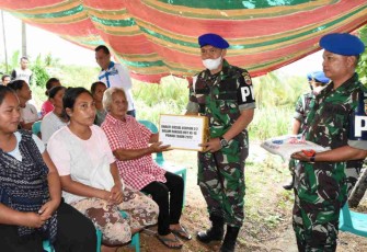 Dandenpom 1/2 Sibolga saat memberikan sembako ke warga di desa Aek Garut. Senin (16/05/2022)
