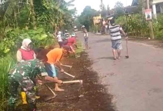Babinsa bersama warga kerja bakti pembersihan lingkungan
