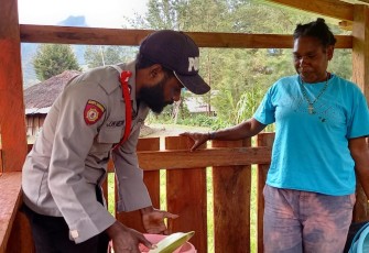Penyuluhan cara memberikan pakan ternak babi. Senin (16/05/2022)