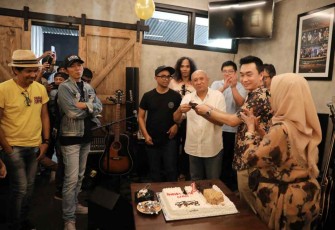 Menteri Teten Masduki saat bersama group band Slank di Jakarta. Selasa (17/05/2022)