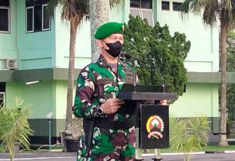 Kasrem 071/WK saat memberikan amanat Kasad dalam upacara 17-an. Selasa (17/05/2022)