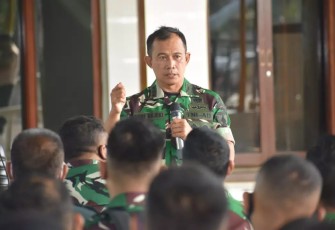 Danrem 081/DSJ saat memberikan jamdan. Selasa (17/05/2022)