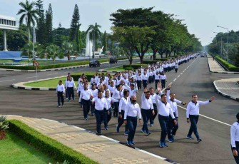 Kasal melambaikan tangan saat olahraga bersama di Mabesal. Selasa (17/05/2022)
