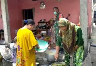 Ria Djuahaeriah, saat menyiapkan makanan untuk satgas TMMD, Rabu (18/5/2022)