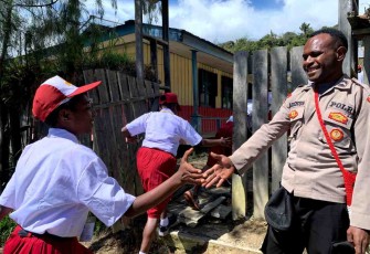 Senyum gembira anak-anak kampung Yokatapa bersama personel Satgasres Binmas Noken Ops Damai Cartenz. Selasa (17/05/2022)