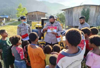 Belajar sambil bermain wujudkan cinta tanah air anak-anak kampung Oksingsing. Selasa (17/05/2022) 