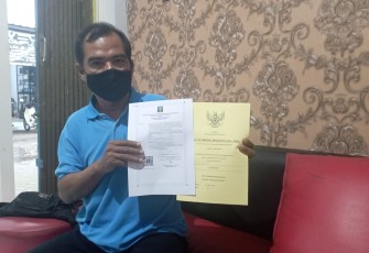 Ketua Aliansi Wartawan Malang,,saat menunjukkan legalitas Perkumpulan, Kamis (19/5/2022)