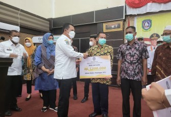 Gubernur Ansar Ahmad, saat menyerahkan bantuan, Kamis (19/5/2022)