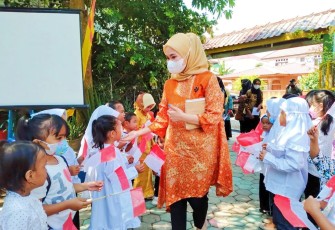Bunda PAUD Kota Batam bersama rombongan saat melakukan kunjungan ke Kabupaten Bintan, Kamis (19/5/2022).