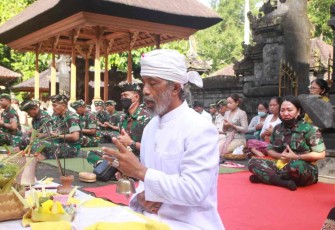 Prosesi Matur Piunang di pura Mengening Tampaksiring. Rabu (18/05/2022)