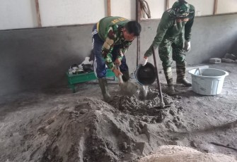 Personel TNI Koramil 1016-02/Bukit Batu bersama warga saat melaksanakan kerja bakti pembangunan tempat tinggal Kaum Masjid Hidayatul Islam, Kamis (19/5/2022)