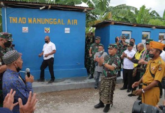 Kasad saat meninjau sumur bor di NTT. Rabu (18/05/2022)