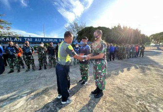 Kadisops Lanud MUS saat memberikan tali asih prajurit. Kamis (19/05/2022)