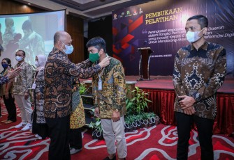 Menteri Teten saat memberikan penghargaan pelaku UMKM di Yogyakarta. Kamis (19/05/2022)
