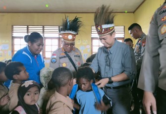 Kombes Pol Muhamad Firman saat berikan tas sekolah program Si Ipar