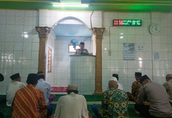 Kabag SDM Polres Kepahiang, Kompol M Nurdai, saat Khutbah di Masjid Nurul Iman, Desa Kota Agung, Bermani, Jumat (20/5/2022)