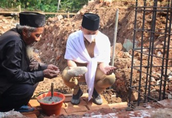 Bupati Trenggalek, Mochamad Nur Arifin, saat peletakan batu pertama Masjid Jama'atul Burdah, Desa Prambon, Kecamatan Tugu, Kabupaten Trenggalek, Senin (23/5/2022).