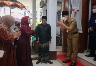 Bupati Trenggalek, Mochamad Nur Arifin, saat menyambut Kedatangan Juara 1 MHQ Internasional di Rusia, Dewi Yukha Nida, di Peringgitan Pendopo Manggala Praja Nugraha, Selasa (24/5/2022).