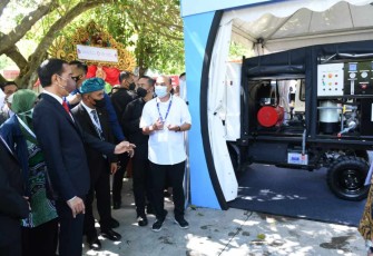 Presiden Joko Widodo meninjau pameran Adexco 2022