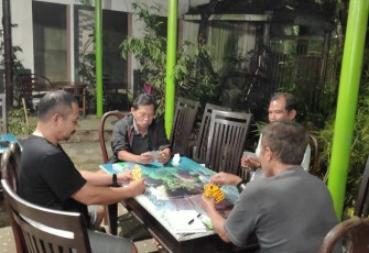 Atlet sekaligus pengurus PORDI Kabupaten Malang, saat latihan Domino, Rabu (25/5/2022) malam, di warung Lesehan Gentong Ndeso, Palaan Ngajum, Kabupaten Malang.